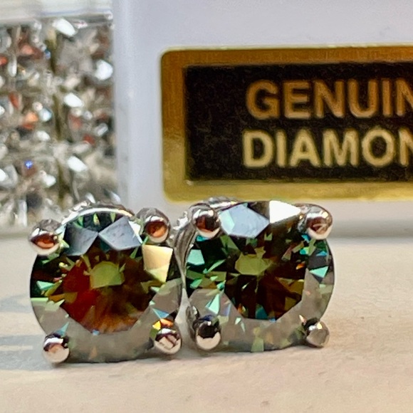 2ct Green Diamond studs earrings in 925 Silver. Screw in style. Earth mined - Picture 13 of 13